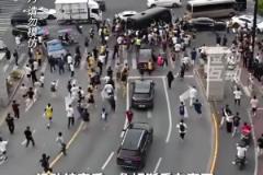 詹姆斯現(xiàn)身上海，一眾球迷狂奔跟車！