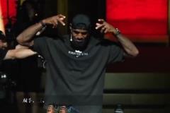 儀式感！上海外灘中國行現(xiàn)場詹姆斯手動為自己戴上皇冠~