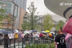 真是風雨無阻的熱愛！大批老詹球迷冒雨打著雨傘高呼“LBJ”