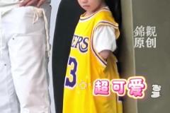 詹姆斯被小球迷可愛到了，給她送上小禮物！