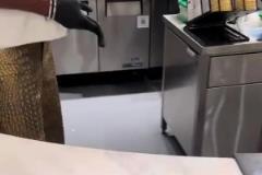 當(dāng)你的服務(wù)員長(zhǎng)得很像SGA！不對(duì)，這就是本人！