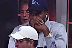 小卡今日觀看美網公開賽 有線耳機是焊身上了