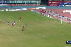 腳頭真硬啊！南通隊(duì)李賢成暴力遠(yuǎn)射險(xiǎn)把對(duì)方門將一起射進(jìn)球門