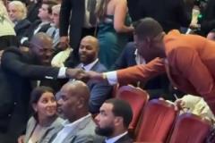 老搭檔詹姆斯抵達名人堂現(xiàn)場，與前隊友波什開心握手~