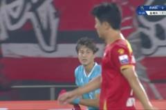 暖心一幕?！蘇超鹽城隊(duì)鄭文煊破門后舉起受傷隊(duì)友龐智超的球衣