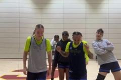 隊內(nèi)氛圍這一塊~李月汝和隊友們合拍視頻在一旁耍寶