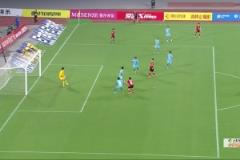 落點(diǎn)判斷真準(zhǔn)啊！蘇州隊(duì)左駿杰面對(duì)雙人包夾精準(zhǔn)頭球破門扳平比分