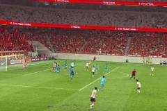 球迷大笑王鈺棟怒踢西安主場的草皮，這草皮怎么坑坑洼洼