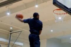 不止有速度?？怂褂?xùn)練營，在小球員面前展示空接大風(fēng)車暴扣！