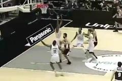 你小子有前途！一小朋友主動(dòng)跑到場(chǎng)邊找啦啦隊(duì)美女握手