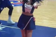 香港金牛的啦啦隊相當(dāng)懂事兒看到鏡頭對準(zhǔn)自己，立刻給出回應(yīng)