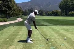 詹姆斯曬高爾夫揮桿慢放鏡頭：擁有這個(gè)新愛好兩個(gè)月 仍在改進(jìn)中