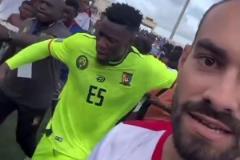 正在氣頭上！輸球后的奧納納一把推開(kāi)想要合影的球迷