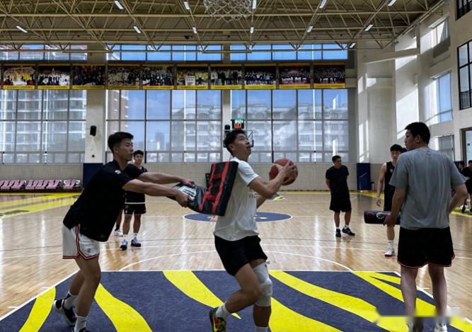 探營(yíng)廣東備戰(zhàn)全運(yùn)會(huì)！趙睿崔永熙歸隊(duì)，胡明軒肌肉明顯，二飛執(zhí)教