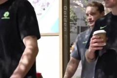 相當放松！澳大利亞全隊在杭州街頭漫步