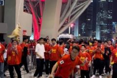 場上贏不了澳大利亞，場下球迷打袋鼠