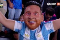 巴西被錘了4球，“梅西”激動(dòng)得親吻阿根廷隊(duì)徽