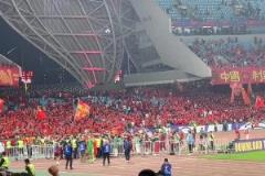 國足球員謝場，球迷們繼續(xù)高喊國足加油，繼續(xù)戰(zhàn)斗