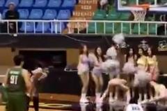 臺(tái)妹干擾戰(zhàn)術(shù)絕了！一字馬封神竟真讓對(duì)手罰球打鐵！