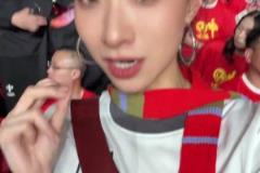 震撼！退錢(qián)姐曬視頻：7萬(wàn)人一起唱國(guó)歌是什么效果？