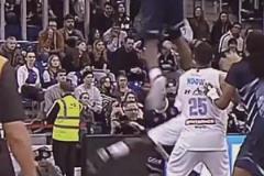 變態(tài)彈跳補(bǔ)扣，這操作看呆現(xiàn)場(chǎng)所有人