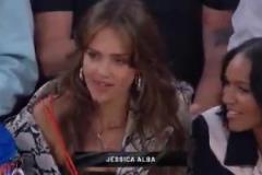 湖人場邊的杰西卡阿爾巴：香肩一漏，最強(qiáng)防守！