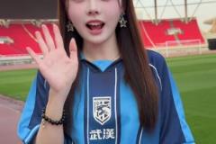 早說武漢有這樣的美女球迷，就去現(xiàn)場看球了