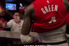 出色表現(xiàn)率隊(duì)力克老鷹！杰倫-格林賽后離場時給通道內(nèi)的球迷簽名