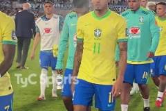 這簡直是??一場毆打！拉菲尼亞和維尼修斯賽后面色鐵青！