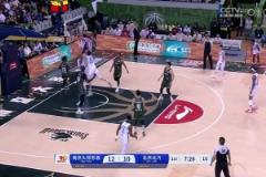 尷尬吐餅曾凡博靈性分球，周琦面對(duì)空籃竟離譜大力扣飛