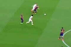 這就是詹俊解說(shuō)的專業(yè)之處！切畫面到場(chǎng)邊，他依舊能?娓娓而談！