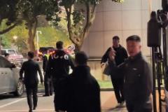 杜峰面對(duì)熱情球迷：我跟朱總一起去快樂一下