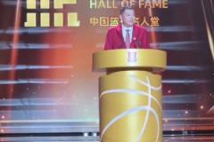 劉玉棟曬鞏曉彬名人堂發(fā)言并配文：酒量我也差點(diǎn)意思的~