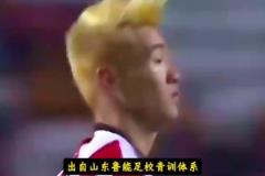 足球的溫度！國(guó)足比賽現(xiàn)場(chǎng)，數(shù)萬(wàn)球迷點(diǎn)亮閃光燈，悼念蓉城小球迷