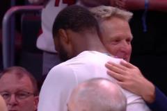 科爾賽后和昔日愛將維金斯緊緊擁抱 眼睛里似乎還有淚光？