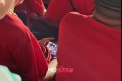 踢的太難看？國足看臺上的大爺直接看起了CBA