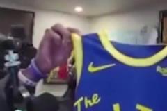 快樂獸上線了！霍華德在魔術(shù)戰(zhàn)勝湖人后，和吉祥物瘋狂慶祝！