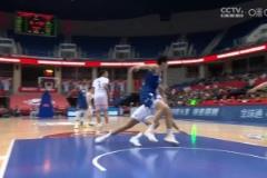 上強(qiáng)度了啊！小胖洛夫頓與楊瀚森卡位肉搏 激烈對抗雙雙倒地！