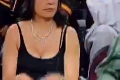 當(dāng)你和女朋友一起來看球，她老媽偏偏要坐在中間哈哈哈