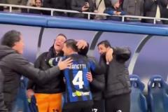 一下子冒出這么多藍(lán)黑老男孩，直接給小編看淚目了