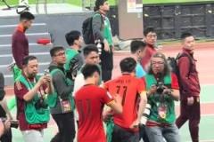 親和力！王鈺棟謝場(chǎng)給球迷簽名！