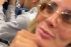 昨天火箭主場“大尺度”情侶，貼臉問阿門：你想要她嗎？被無視了