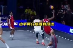 場(chǎng)上聽(tīng)起來(lái)像有十幾個(gè)人在打球...