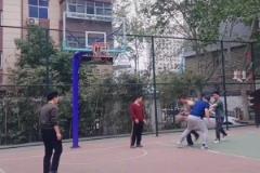 兩個人沒有對籃筐的一絲留念，滿眼都是對方