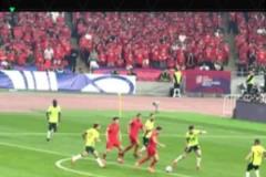 現(xiàn)場看塞鳥威脅十足的射門被撲，球迷驚呼送上掌聲