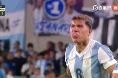 這啥表情恩佐“小雞咯咯”表情回?fù)魥W爾蒂斯，太抽象了！