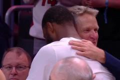 淚目！勇士球員賽后一一擁抱維金斯！看得出來大家都喜歡嘴哥