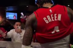 格林賽后在球員通道受追捧，后生可畏，這孩子是個可塑之才