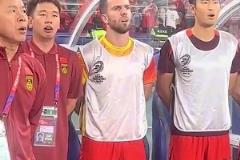 塞爾吉尼奧在替補席和隊友一起唱國歌