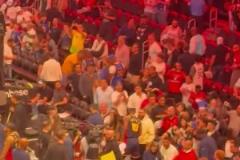 熱火主場(chǎng)球迷，對(duì)巴特勒賽后的這一系列舉動(dòng)相當(dāng)不滿(mǎn)意啊